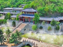 依山傍水的华人怀思堂